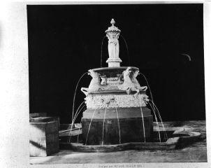 1 vue  - 252.D.1/47 Fontaine des Danaïdes; photographie d\'une fontaine; signé par Leeb (ouvre la visionneuse)